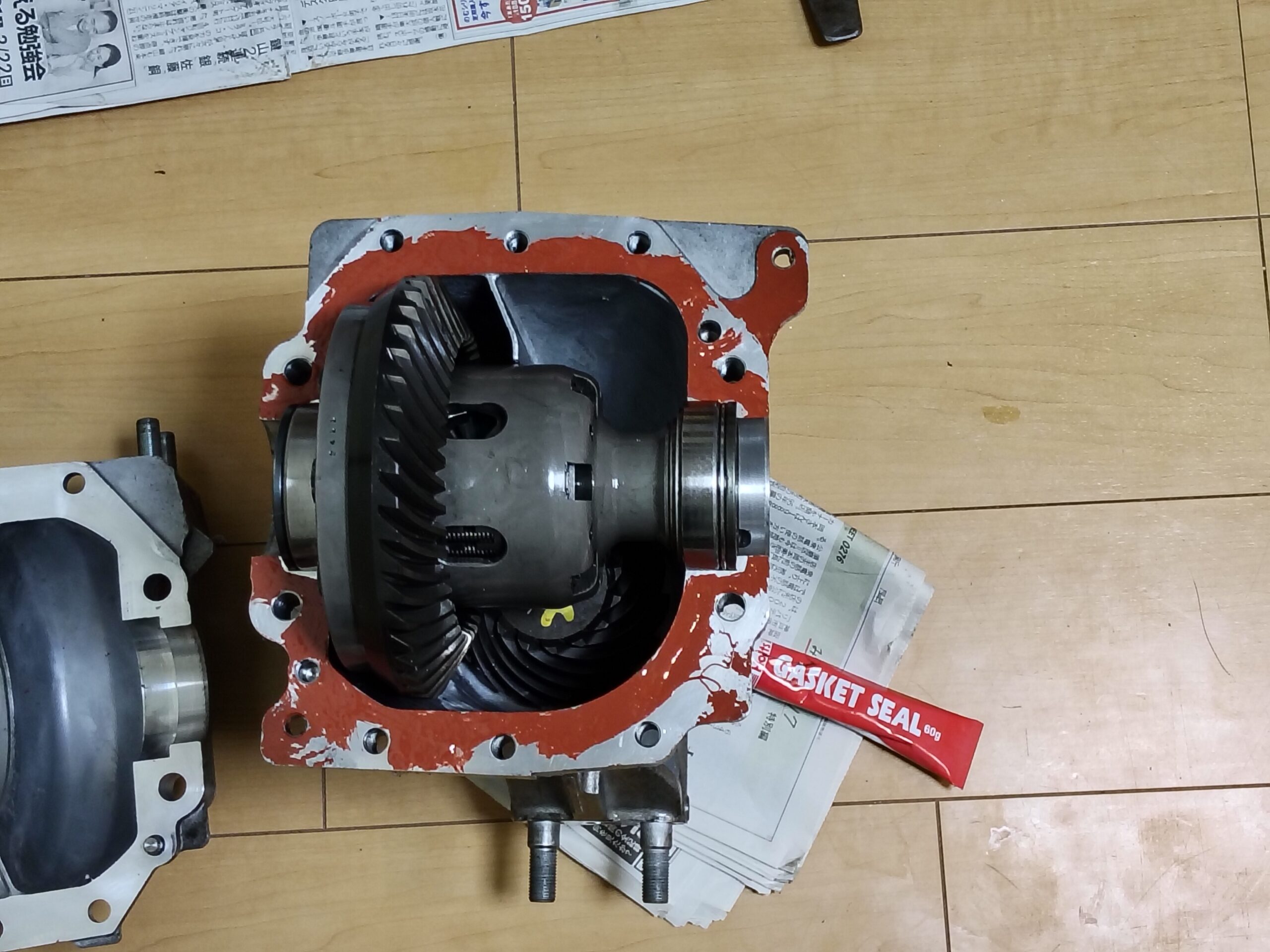 機械式LSD デフキャリア封入前に液体ガスケットを塗布。ND5ロードスター LSD組み込み作業