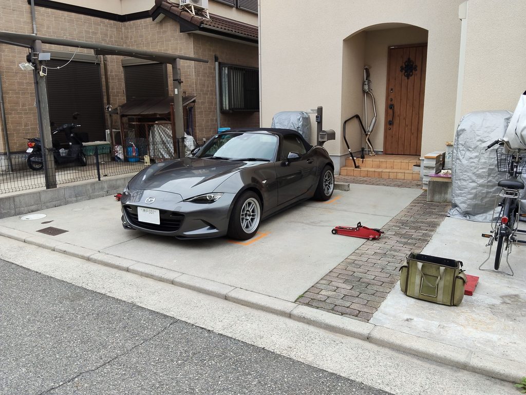 水平出し済みの専用ステージに配置したND5ロードスター2号機