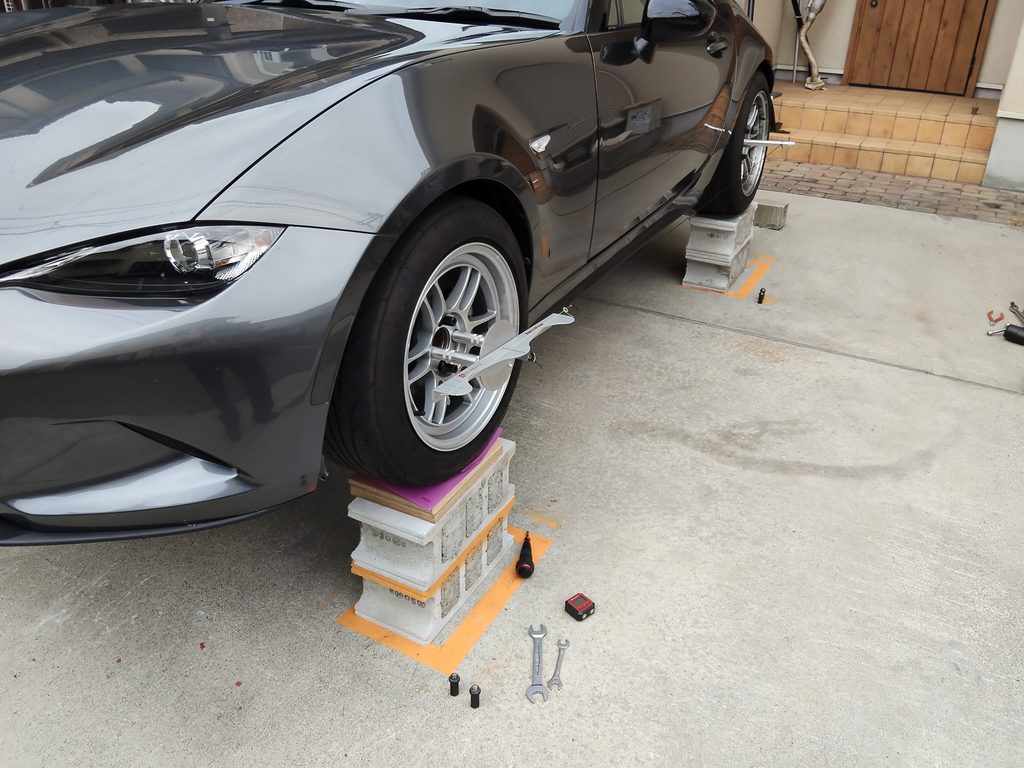 1G状態で車体下に潜りキャンバーを調整する作業