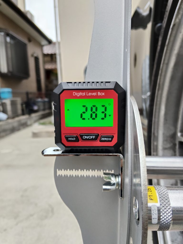 フロント運転席側のキャンバー2.83度とトーゼロの測定値