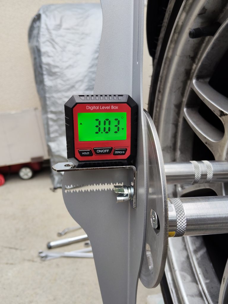 リア運転席側のキャンバー3.03度とトーゼロの測定値