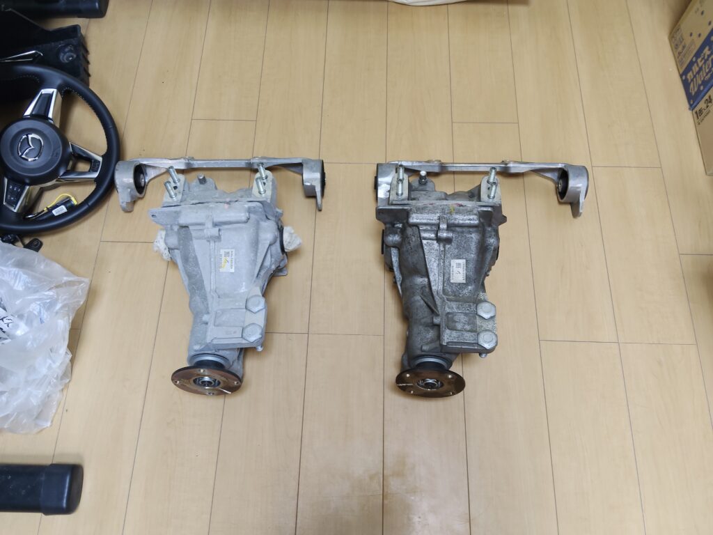 ND5ロードスター2号機の純正オープンデフ（左）とCUSCO 2WAY機械式LSD封入済みデフ（右）を並べた比較写真