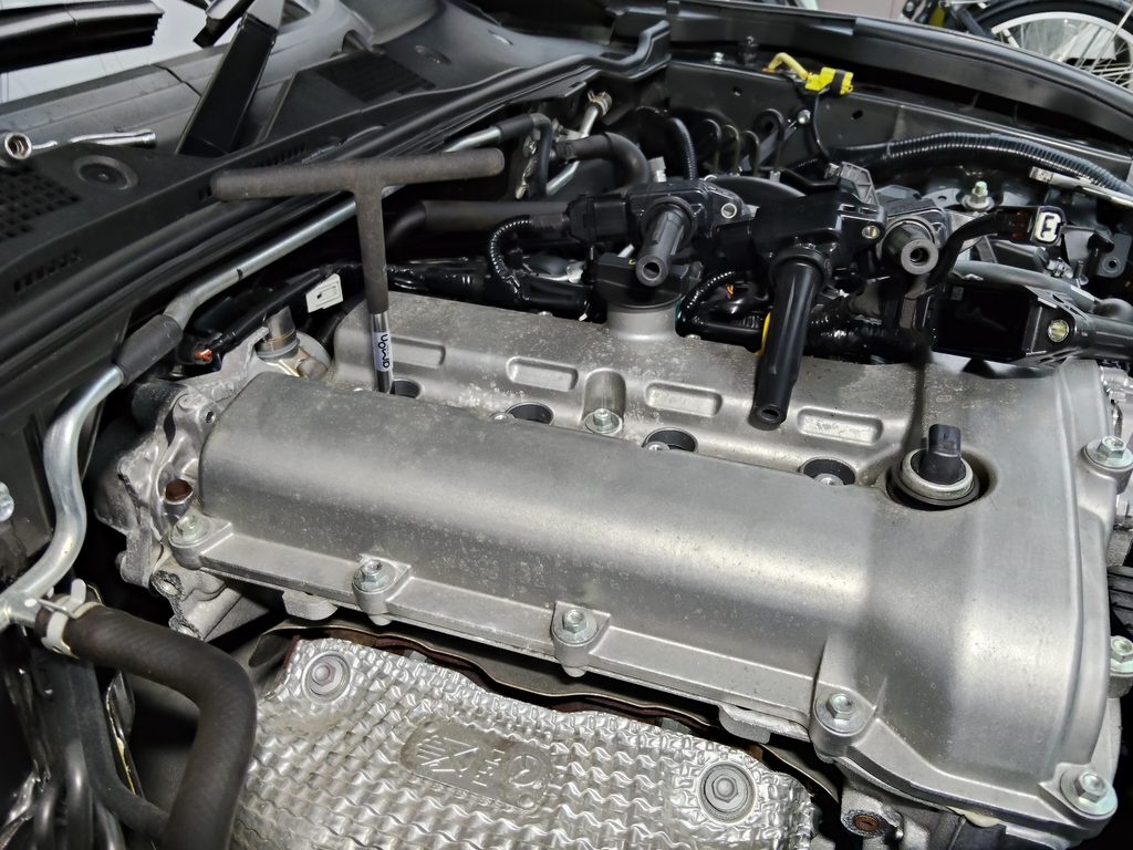 スロットルバルブに続いて取り外したスパークプラグ