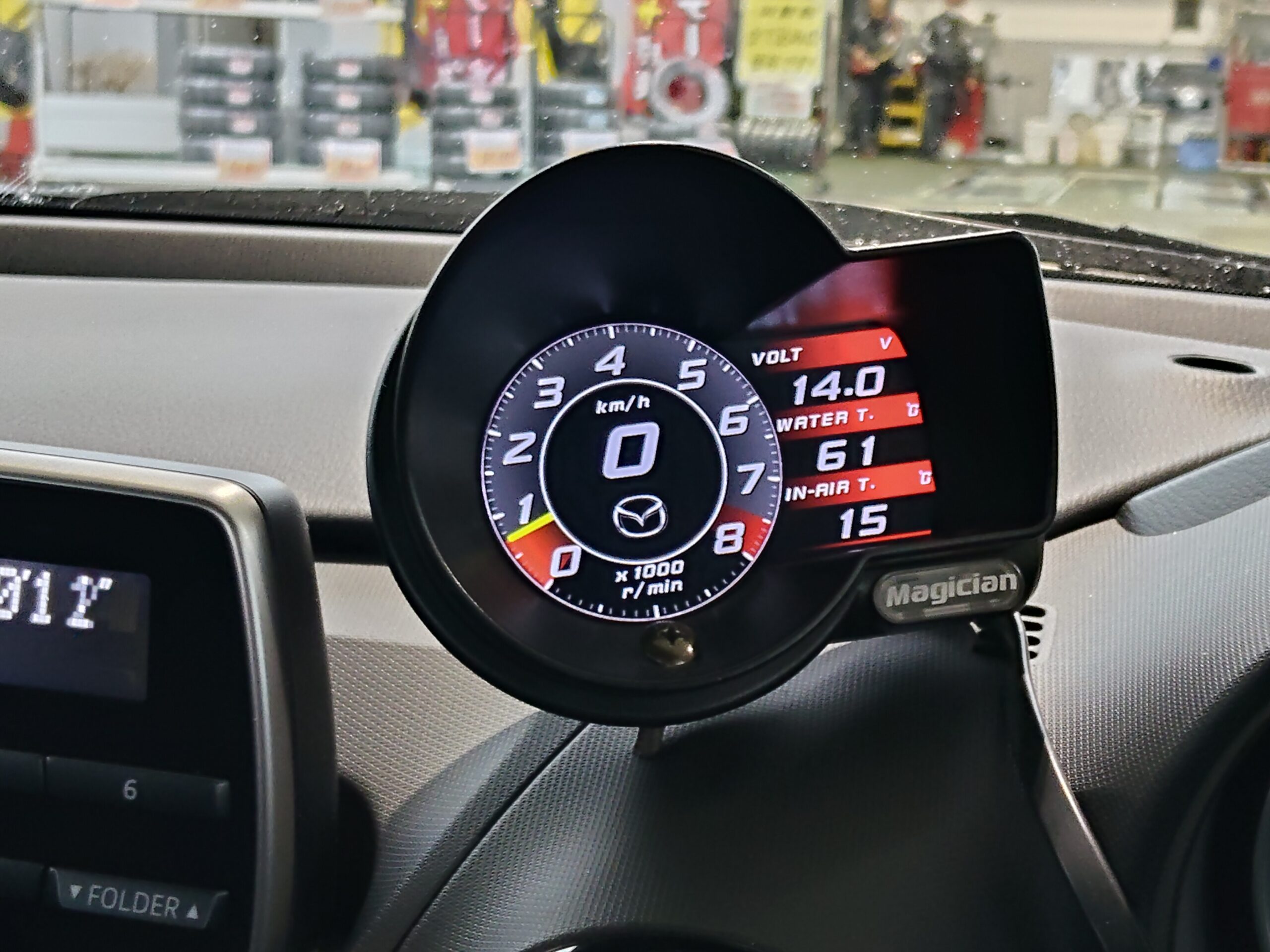 ND5ロードスター2号機に装着したOBD2メーターMagician F835。タコメーターMAX8,000rpm・デジタルスピード・水温・電圧をリアルタイム表示