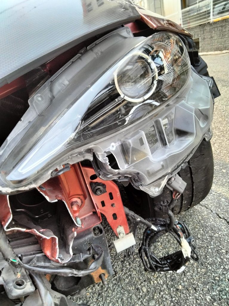 取り付け足が折れて脱落したND5ロードスターの左ヘッドライトユニット