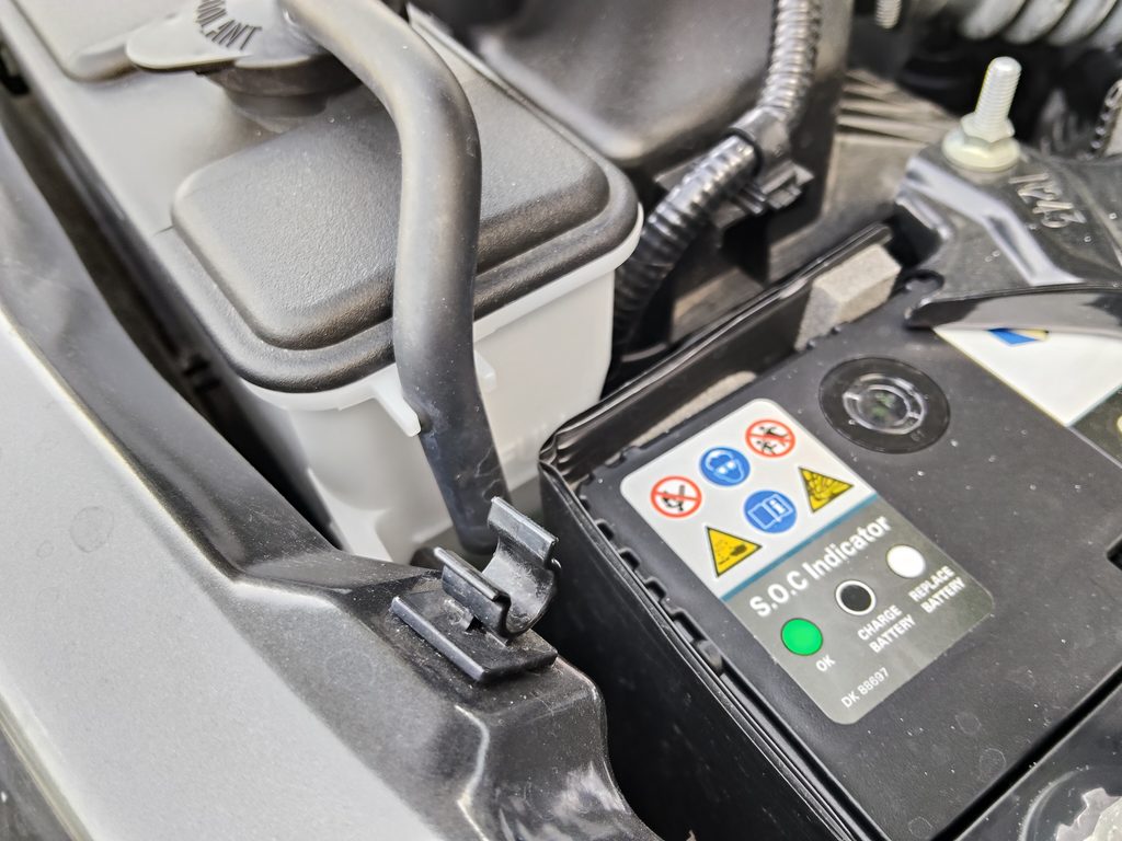 ND5ロードスターの純正バッテリーに付くS.O.Cインジケーターが緑を示した状態