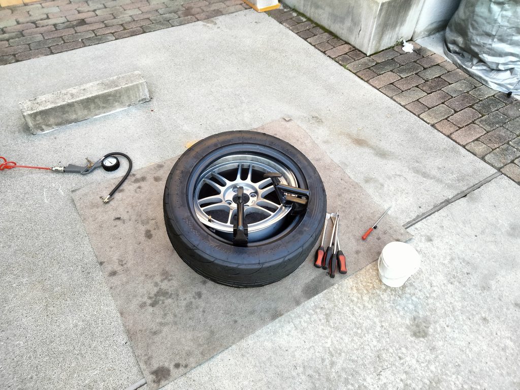 ホイールにタイヤを組む際にビードヘルパーでビードを押さえた状態