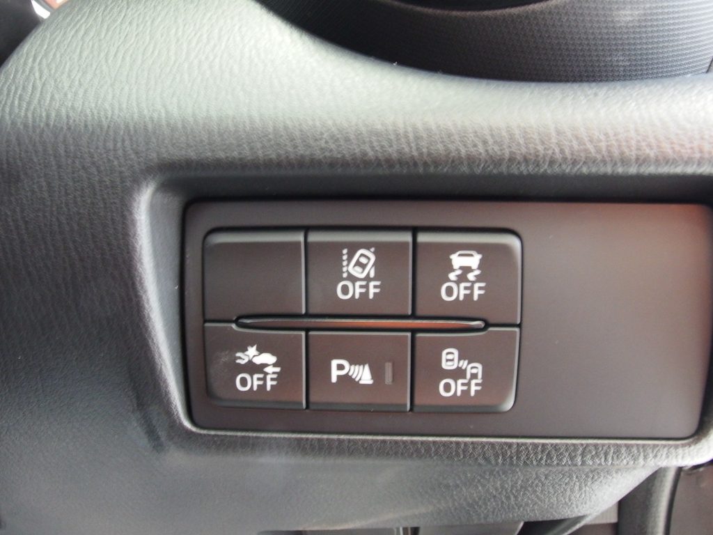 ND5ロードスターのDSC OFFとSCBS OFFが並ぶ運転席右下のスイッチパネル