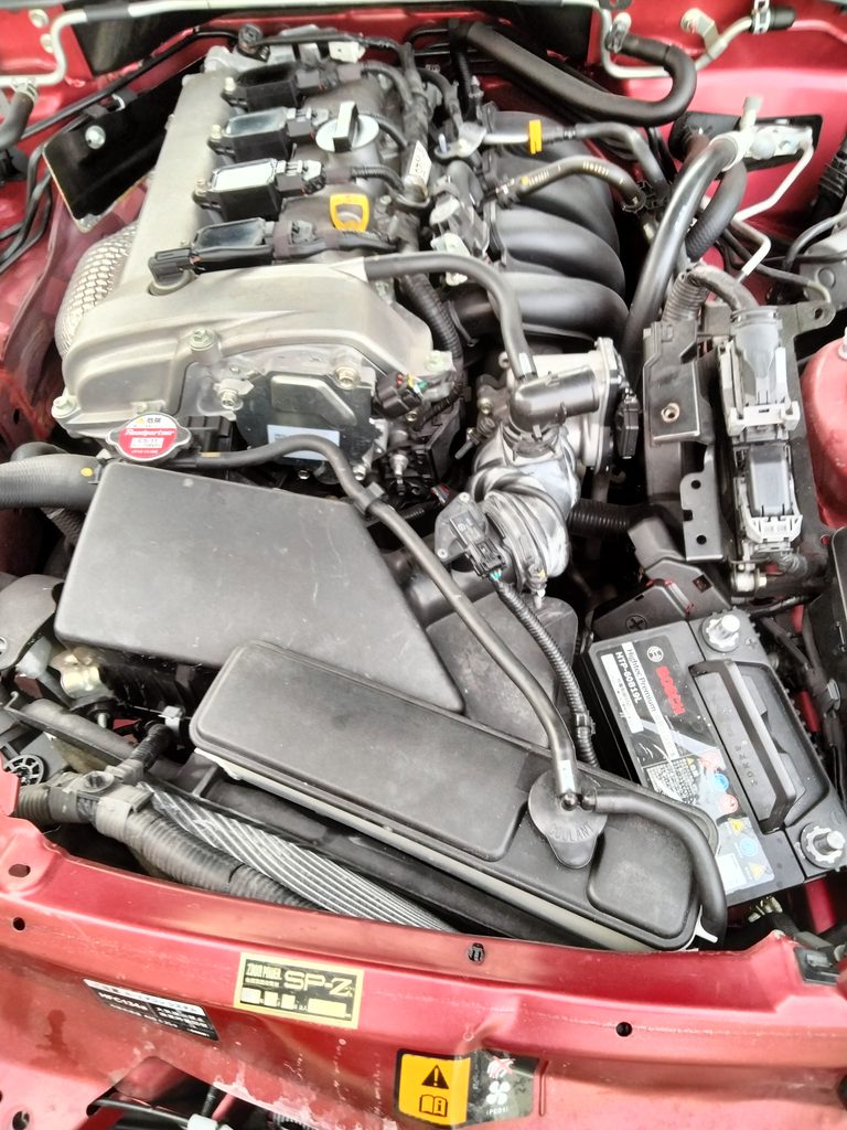 ND5ロードスターのラジエーターキャップと冷却水リザーバータンクの位置