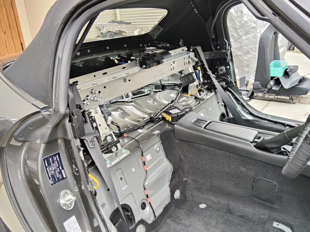ND5ロードスター 後部内装撤去完了 軽量化