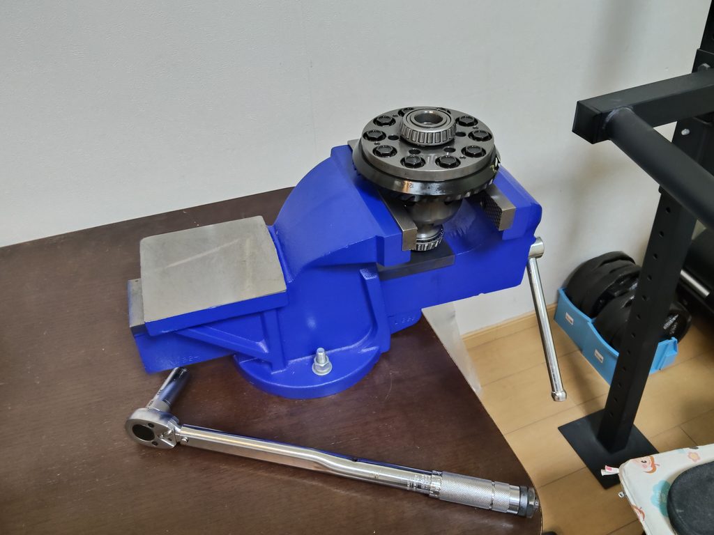バイス固定で行うリングギアボルトの本締め120N・m