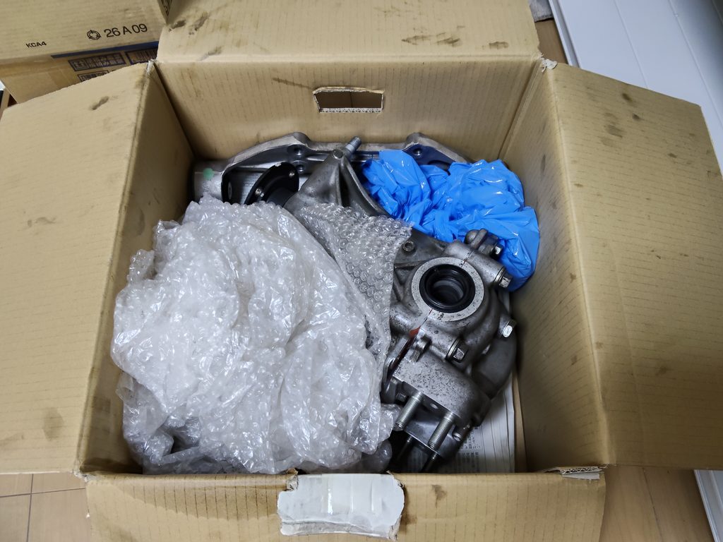 組み込みを終えたデフキャリアを2号機の納車まで梱包保管