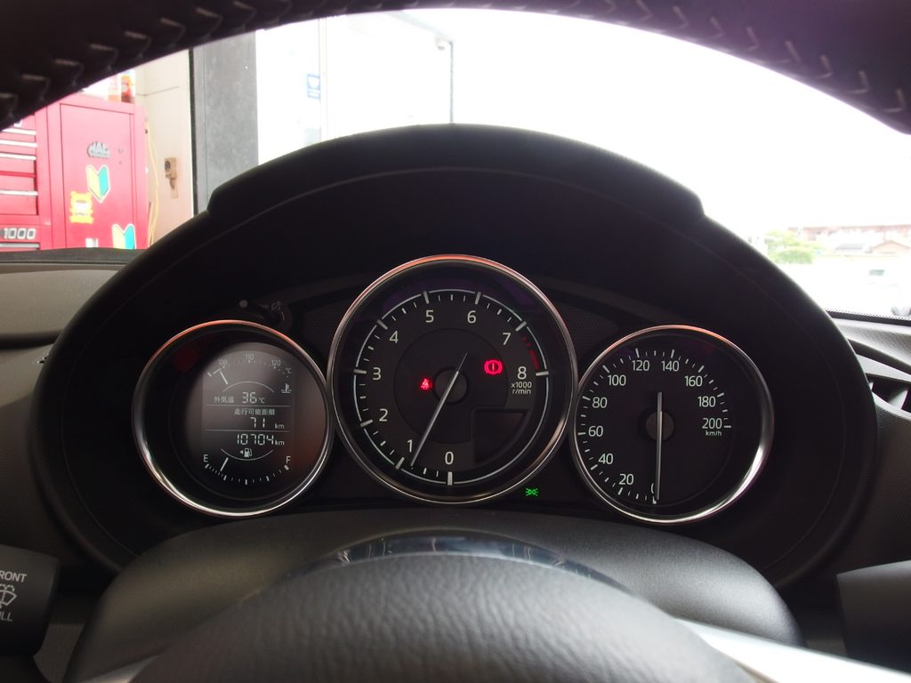 10704kmを表示するND5ロードスターのメーターと警告灯の状態