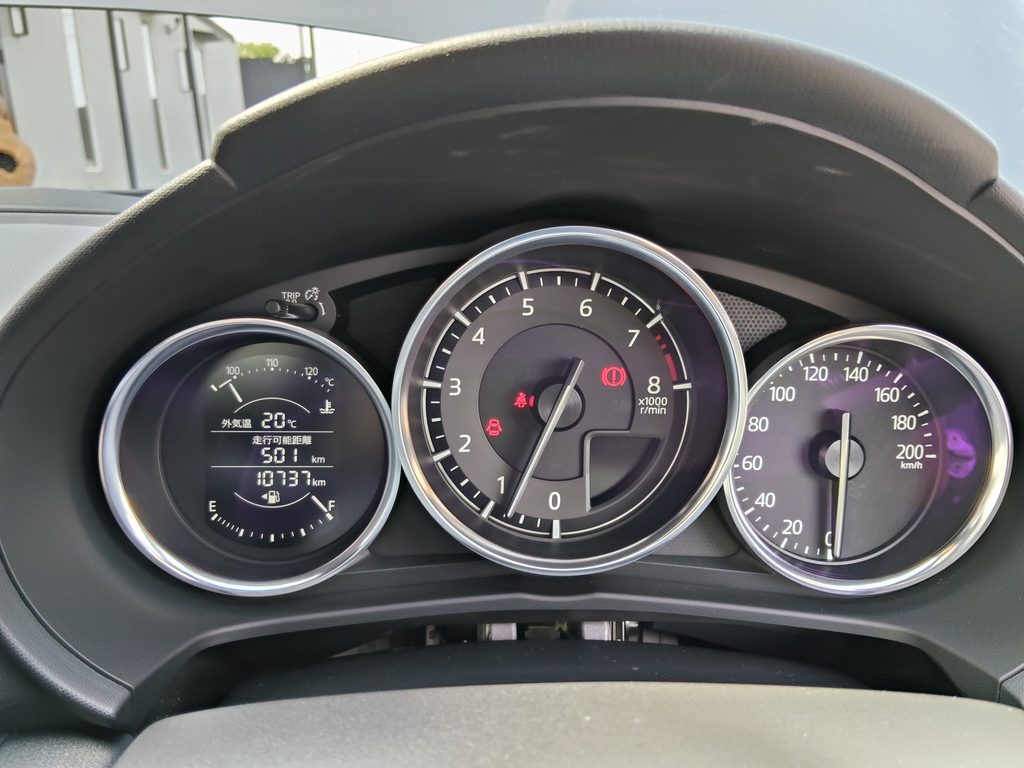 購入後のND5ロードスターのメーターに表示された走行距離10737kmと外気温20度