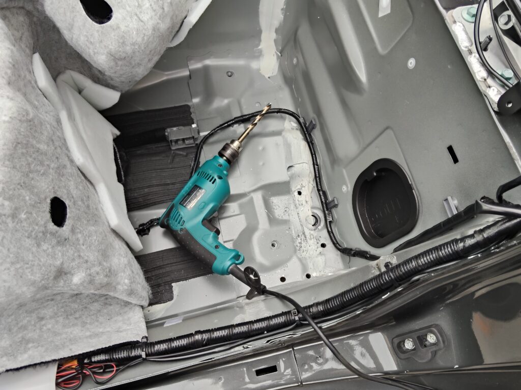 ND5ロードスター ロールケージ装着 助手席側 車体穴開け作業