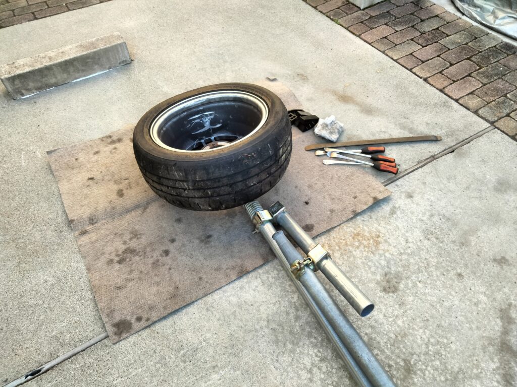 自作単管パイプビードブレーカーでRPF1RSのタイヤを手組みで外す作業