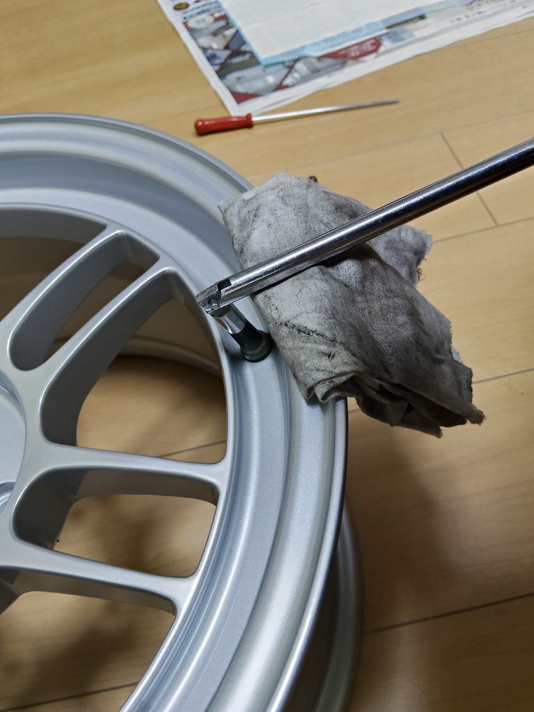ホイールに組み込んだゴムバルブの取り付け状態