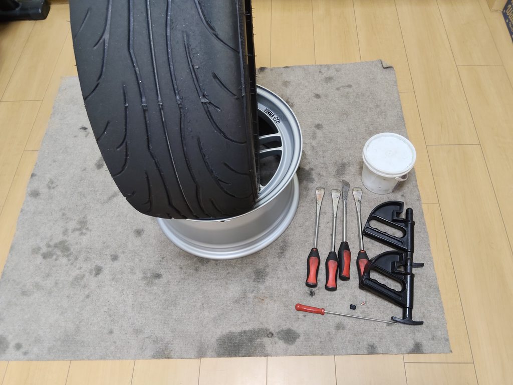 NS-2R 195/55R15をRPF1RSへ手組みする作業の開始