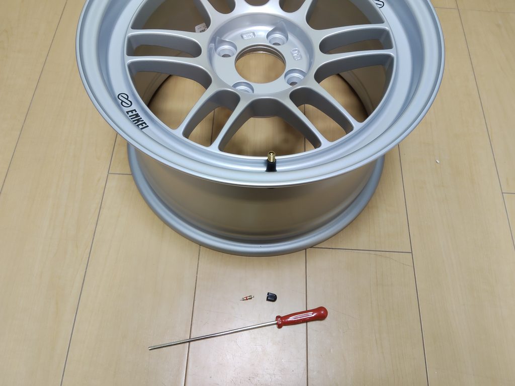 新品RPF1RSに装着したゴムバルブと取り外したバルブコア、虫回しドライバー