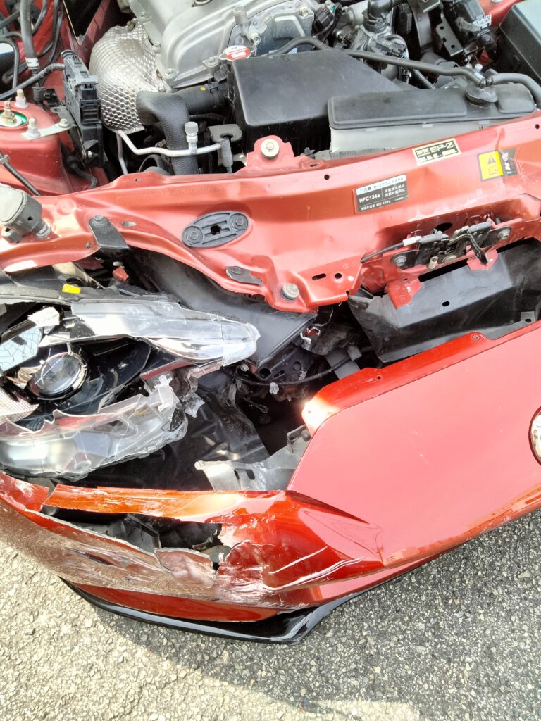 マツダエンブレム・グリル損傷クローズアップ