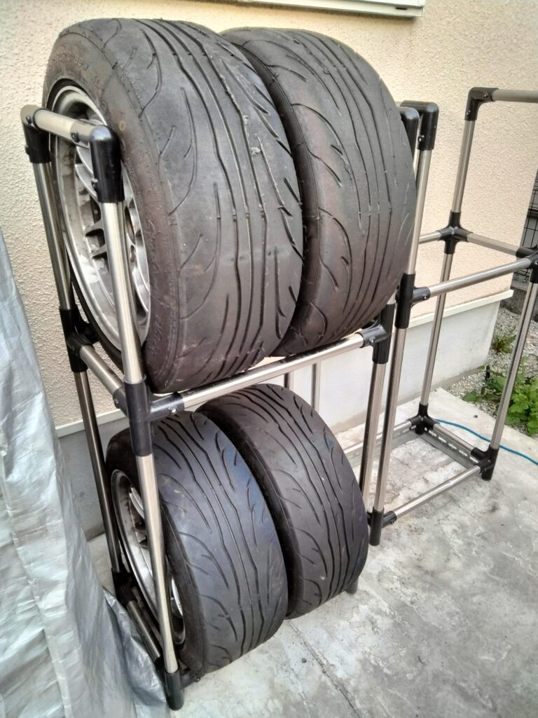 アイリスオーヤマ タイヤラック KSL-590Cにタイヤをセットした状態