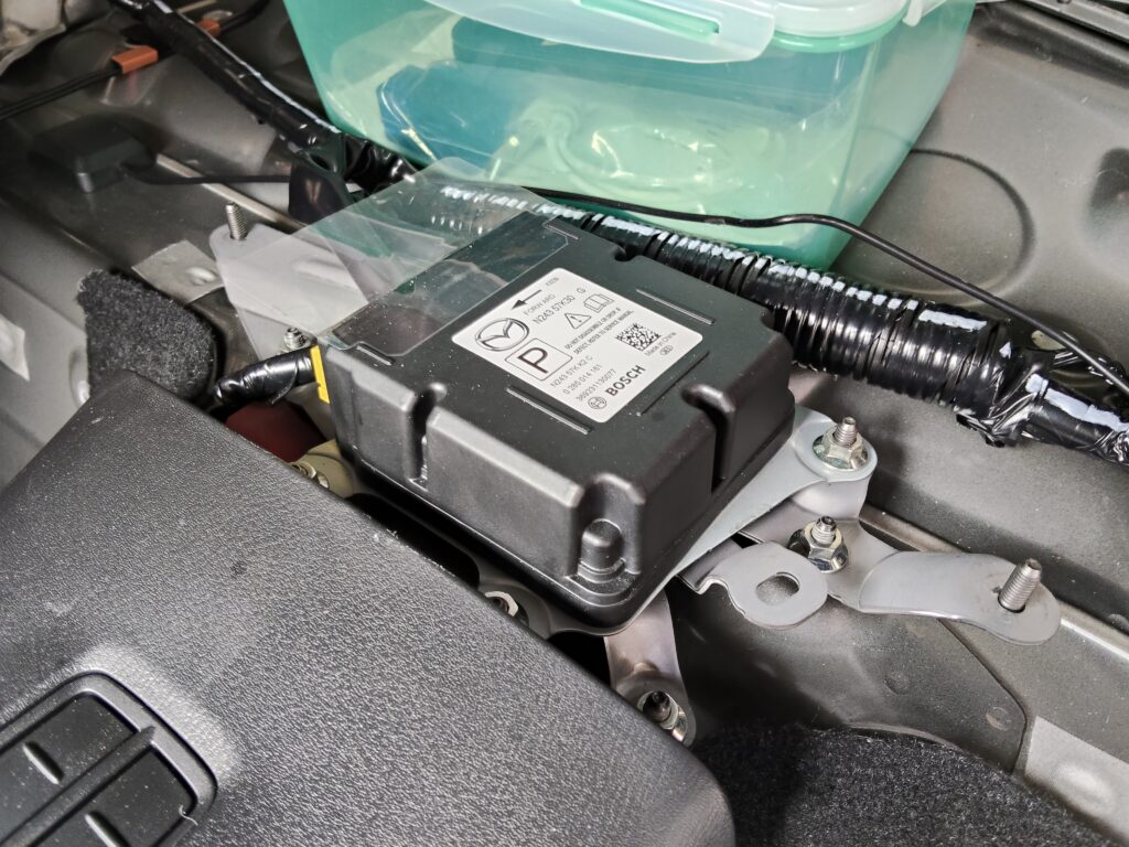 セントラルサーキット走行後 ND5ロードスターのSASコントロールモジュール 固定金具返却前の状態