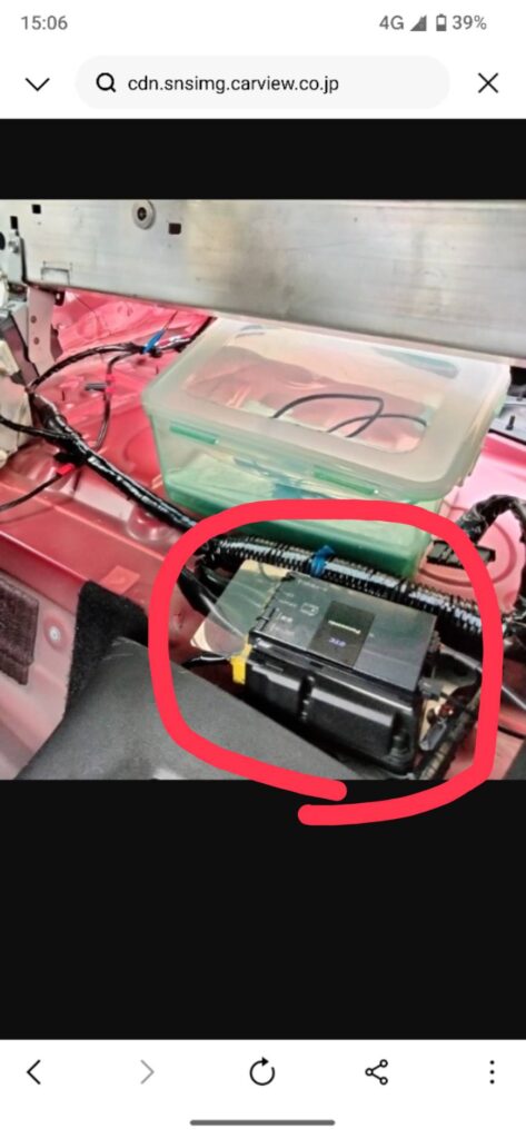 厚見自動車の整備士がND5ロードスターのSASコントロールモジュールを確認している場面
