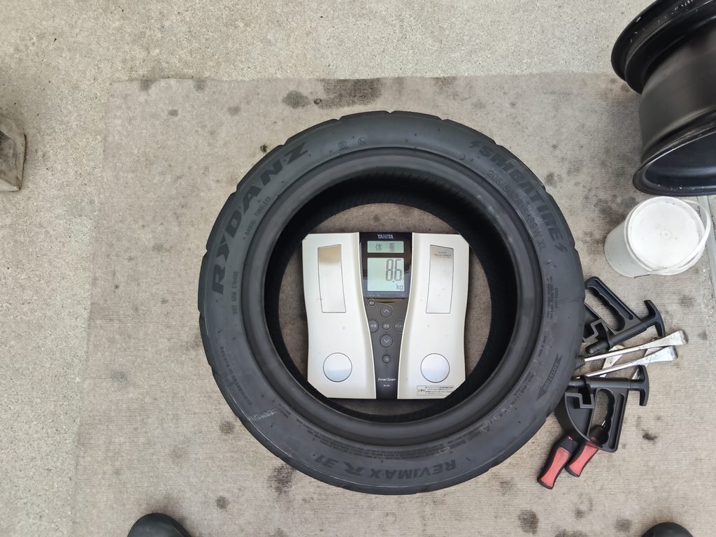 体重計で実測したシバR31 200R 205/50R15の重量8.6kg