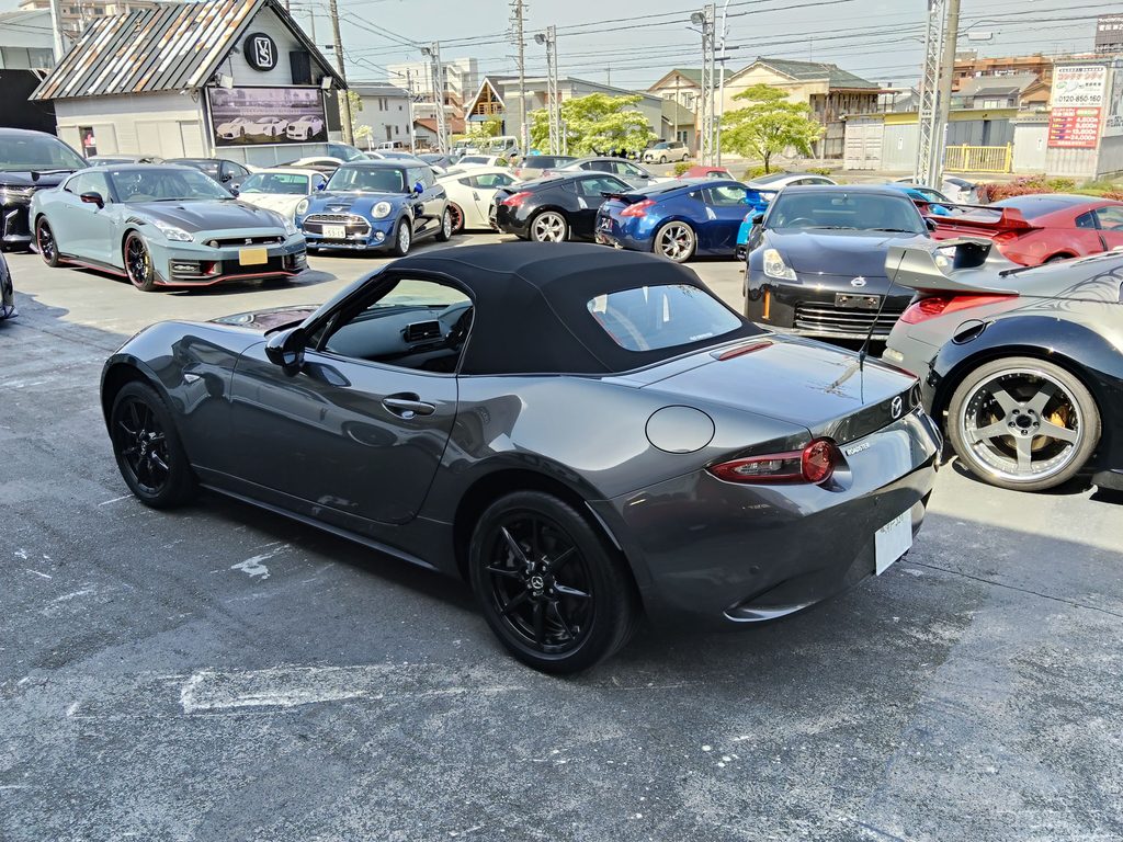 販売店で修復歴ありND5ロードスター2号機を現車確認している様子