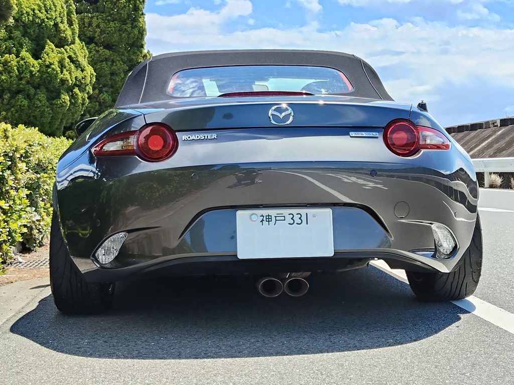 BE FREEマフラーと軽量化を終えたND5ロードスター2号機のリアビュー