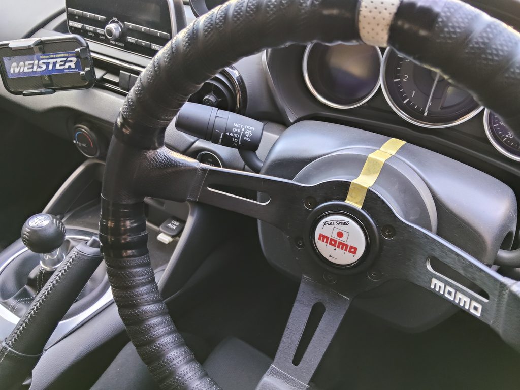 トー調整後に真っすぐになったステアリングのセンターマーク
