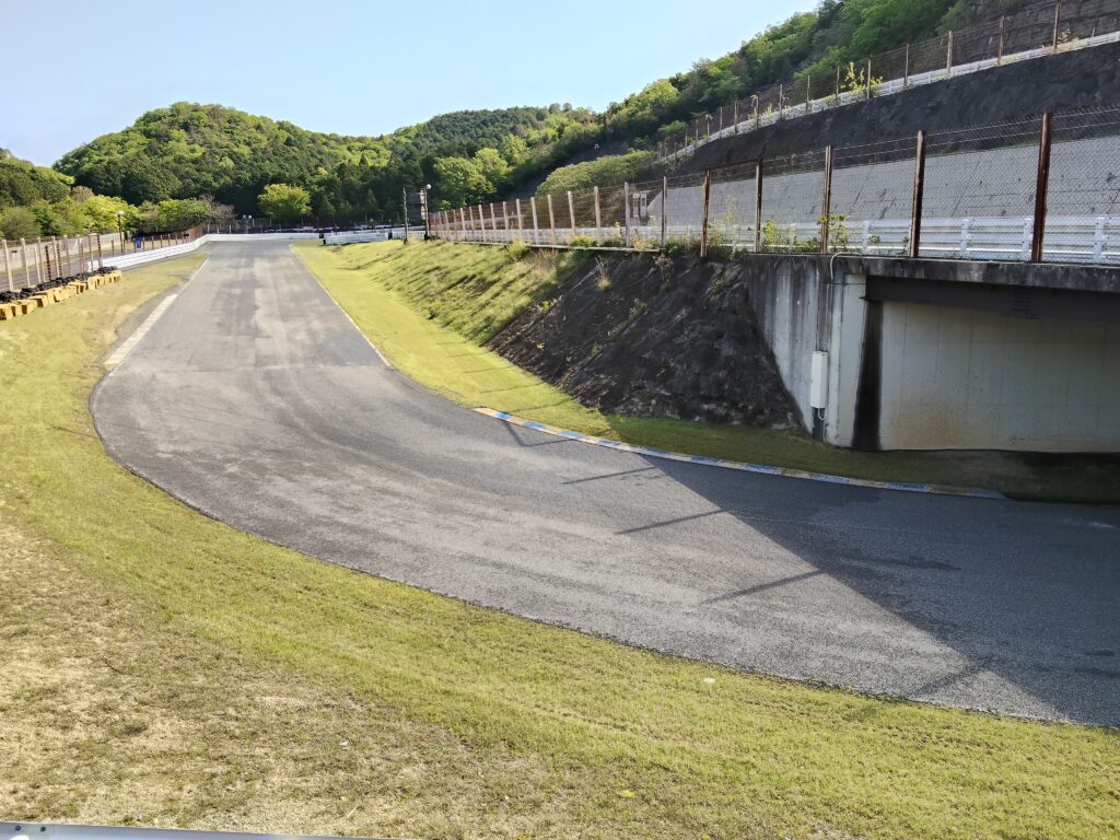 セントラルサーキット 立体交差 ウエット路面確認