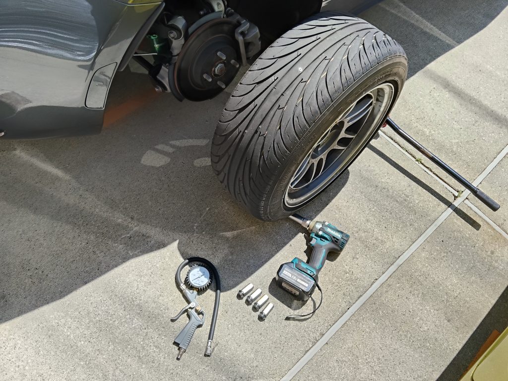 マキタTW300DZでホイールナットを取り外す様子