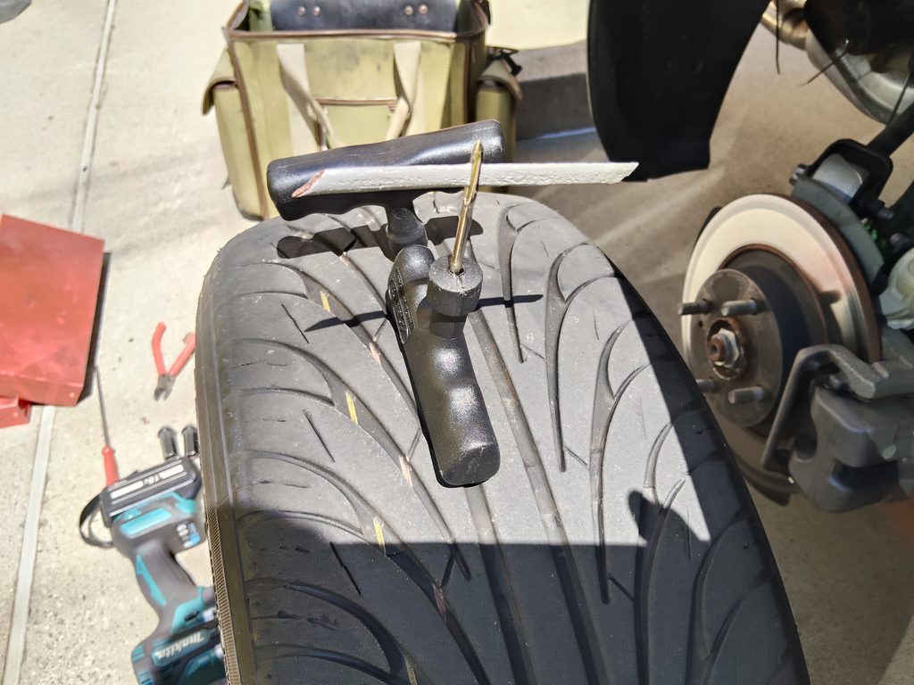 インサートニードルにパワーバルカシールをセットしエコセメントを塗布