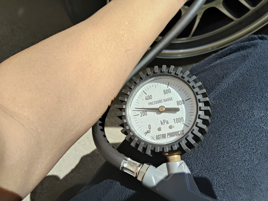 ガンタイプエアゲージで冷間270kPaに調整