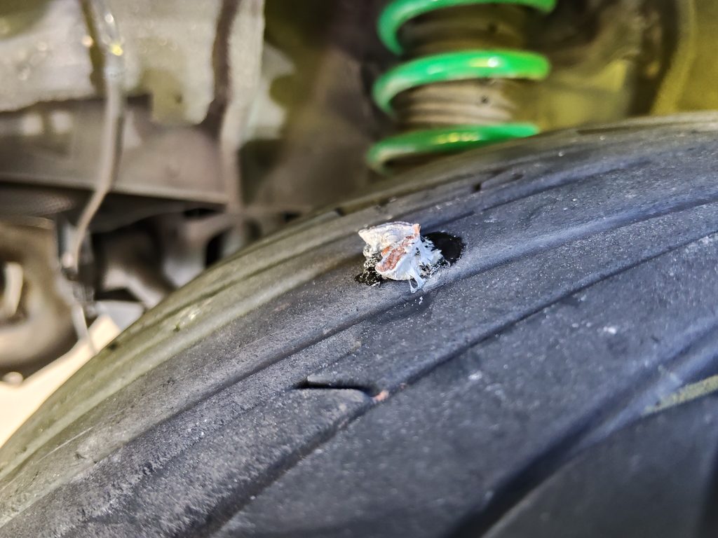 パンク修理の仕上げ シールを3mm残してカット