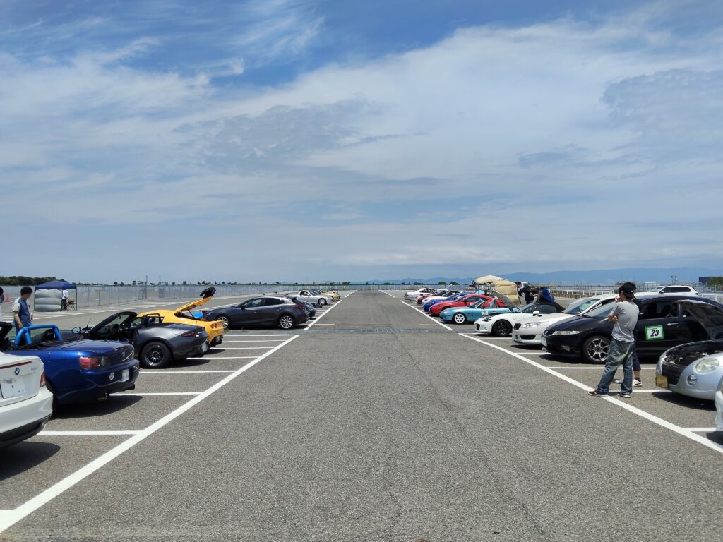 駐車スペースに並ぶ参加車両