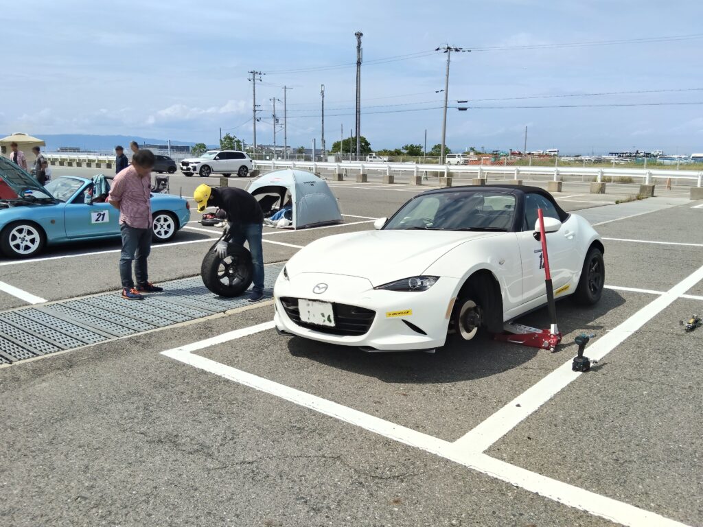 RE-71RZのタイヤカスを丁寧に取り除くヒライ三男さん