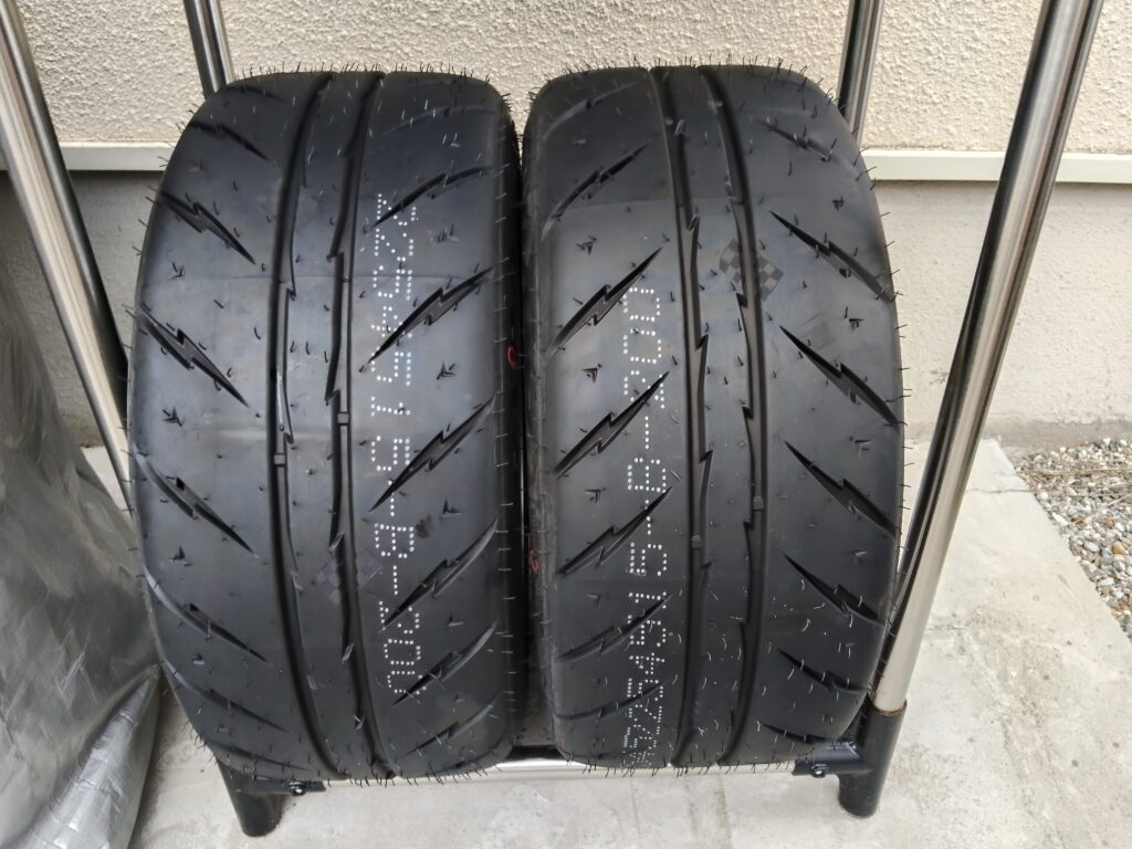 シバR23 225/45R15をENKEI RPF1RS 8Jに装着完了、ビードの収まりも良好