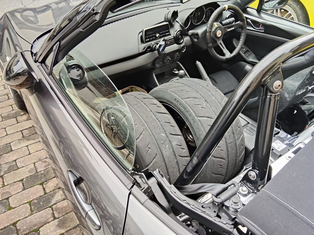 ND5ロードスターの助手席スペースに積載したシバタイヤR31 200R 205/50R15の2本