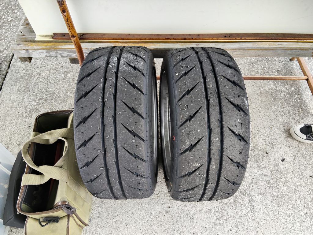 備北サーキット走行後のシバタイヤR23 200R 225/45R15。インサイド側が未摩耗の状態
