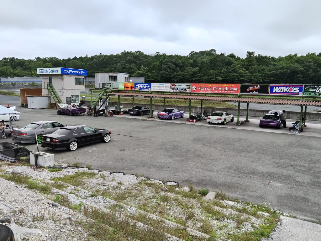 備北サーキットBコースのピットに集まったドリフト車両