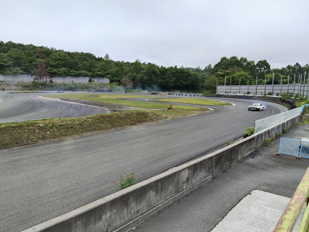 備北サーキットBコースでドリフト走行を楽しむ車両