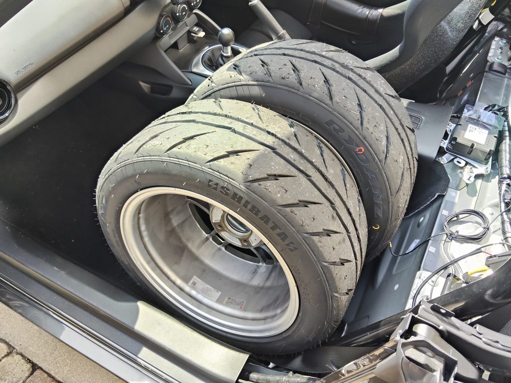 ND5ロードスターの助手席にシバタイヤR23 200R 225/45R15を2本積載した状態