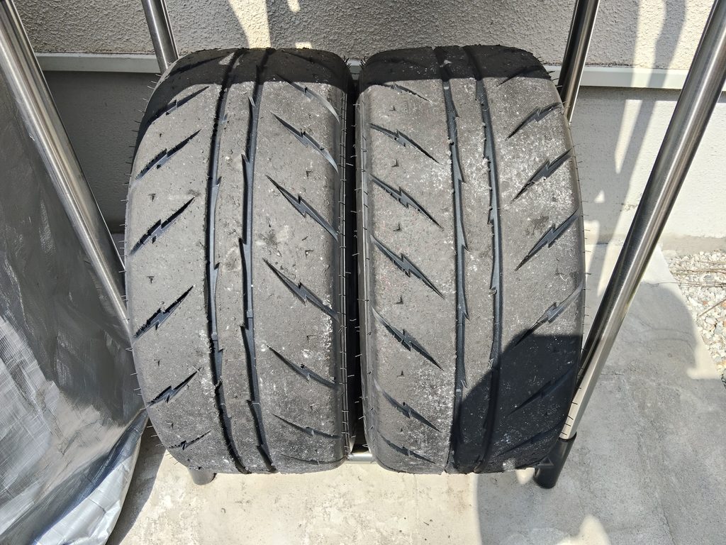 舞洲ジムカーナ81に向けてタイヤラックで保管するシバタイヤR23 200R 225/45R15