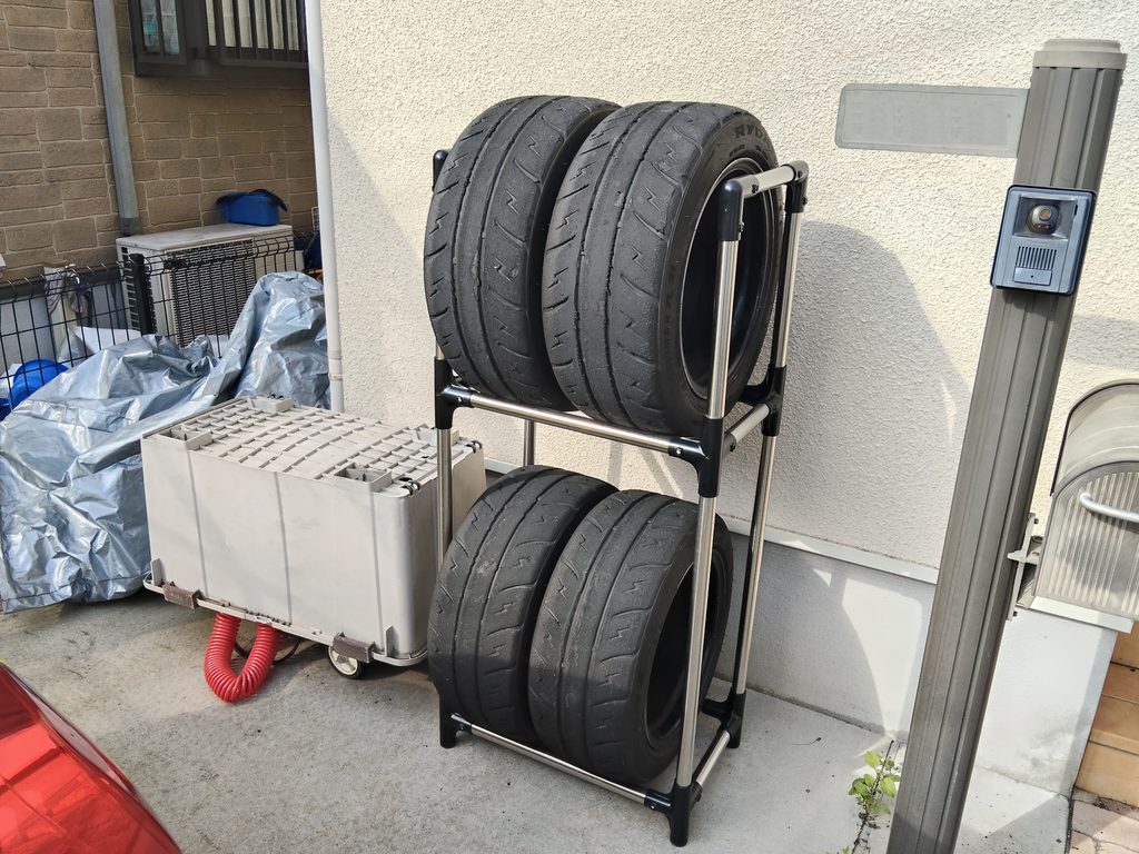 ピックアップ除去後にタイヤラックで保管するシバタイヤR31 200R 205/50R15