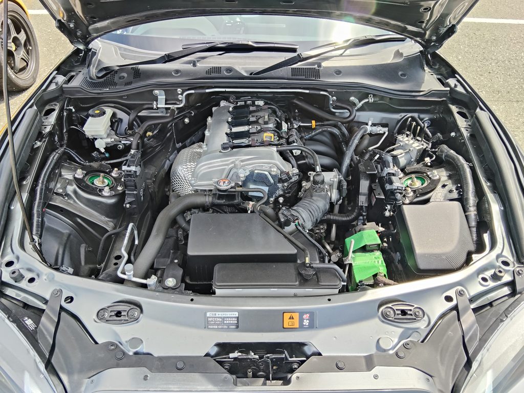 軽量化のためウォッシャータンクを撤去したND5ロードスターのエンジンルーム