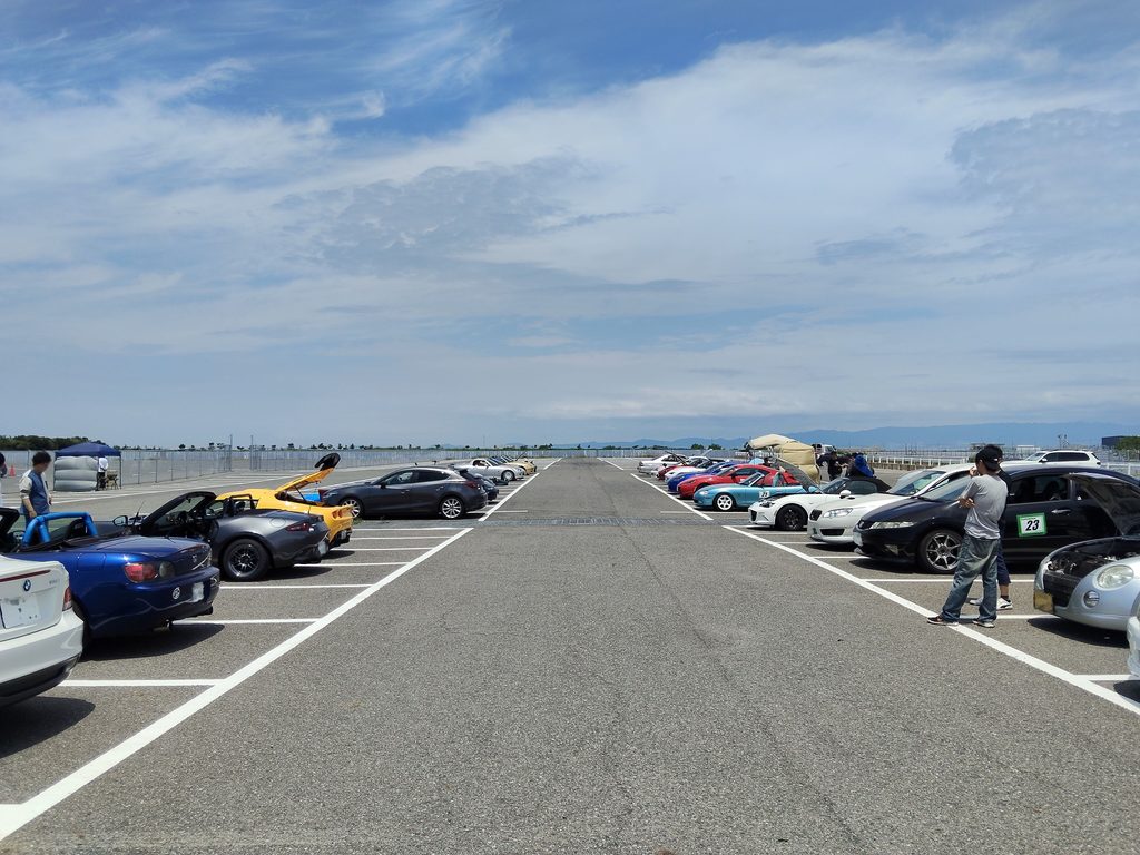 舞ジム80の駐車スペースに並ぶ参加車両
