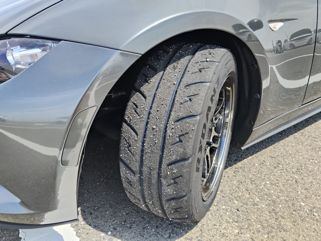 1枠走行後のシバR31 200Rフロントタイヤのトレッド面