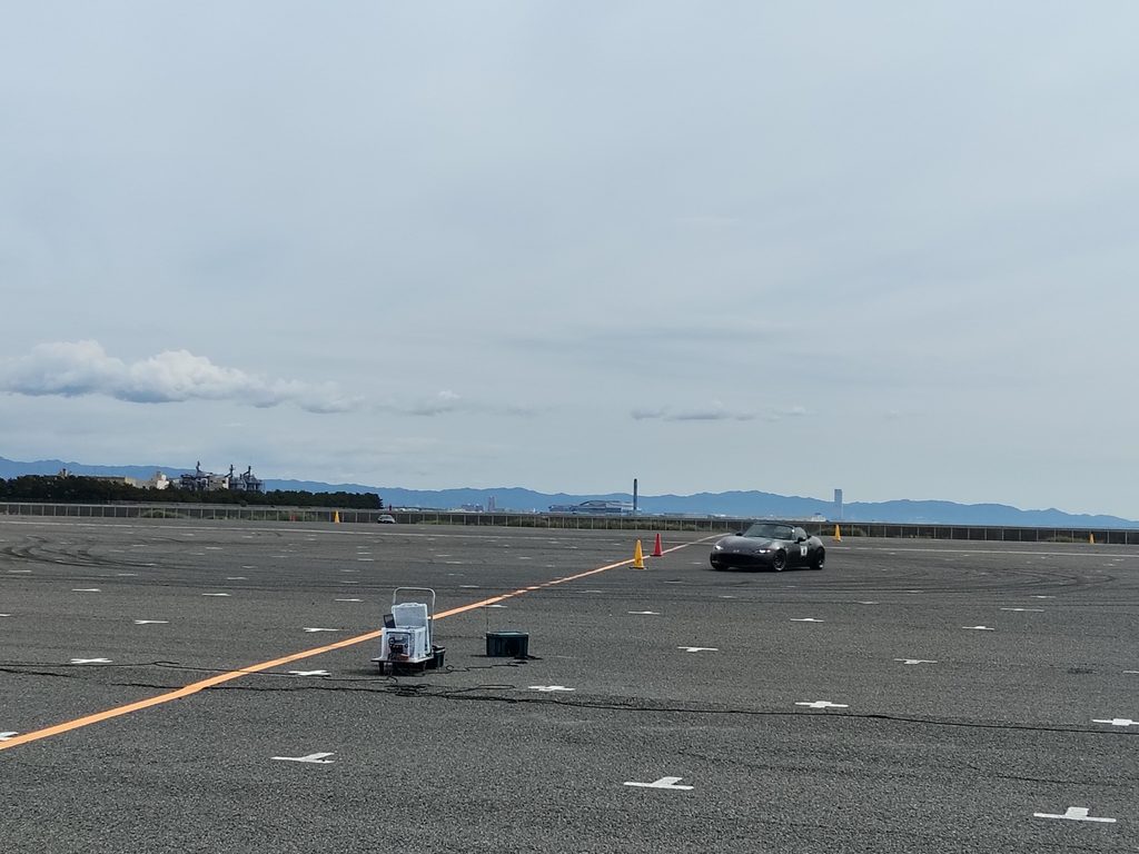 タイムアタック中にパイロンをかわすND5ロードスター2号機